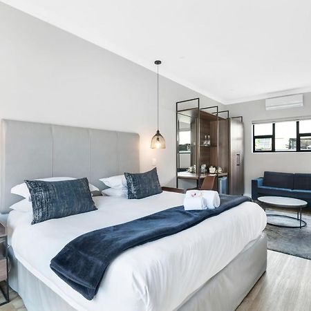 30 On Whites Guesthouse ブルームフォンテーン エクステリア 写真