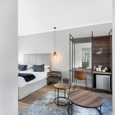 30 On Whites Guesthouse ブルームフォンテーン エクステリア 写真