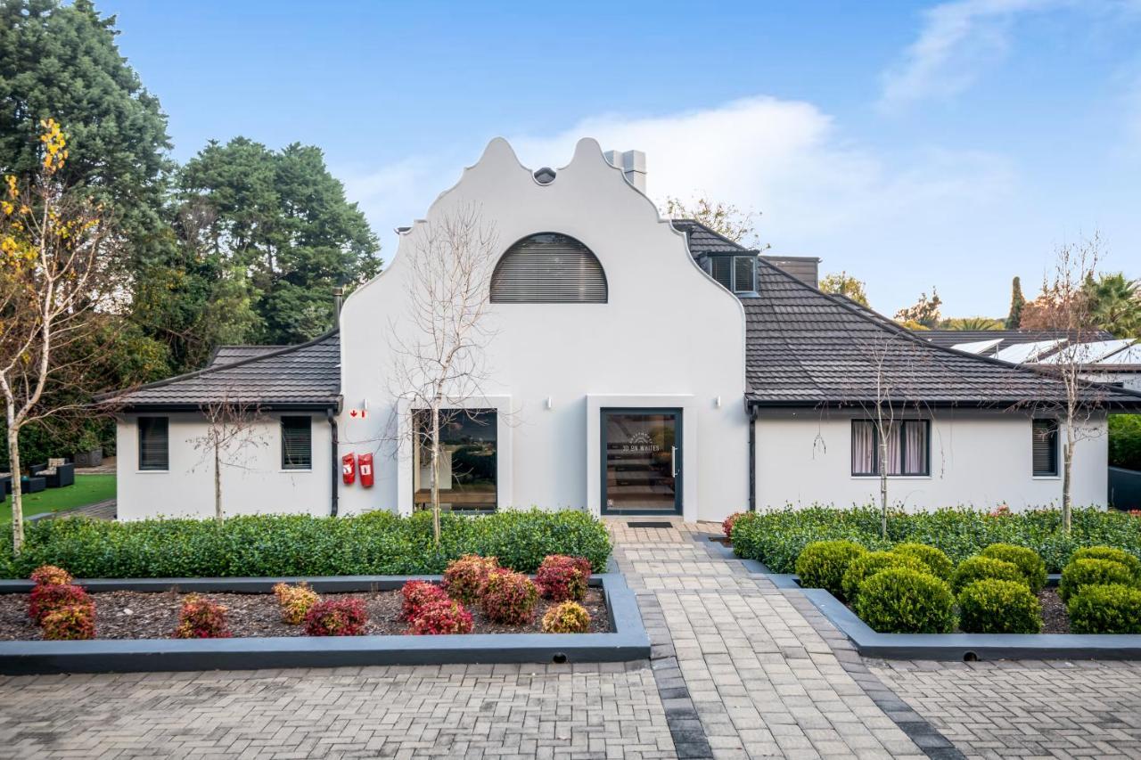 30 On Whites Guesthouse ブルームフォンテーン エクステリア 写真