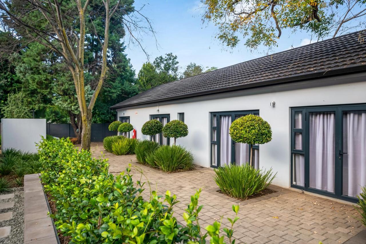 30 On Whites Guesthouse ブルームフォンテーン エクステリア 写真