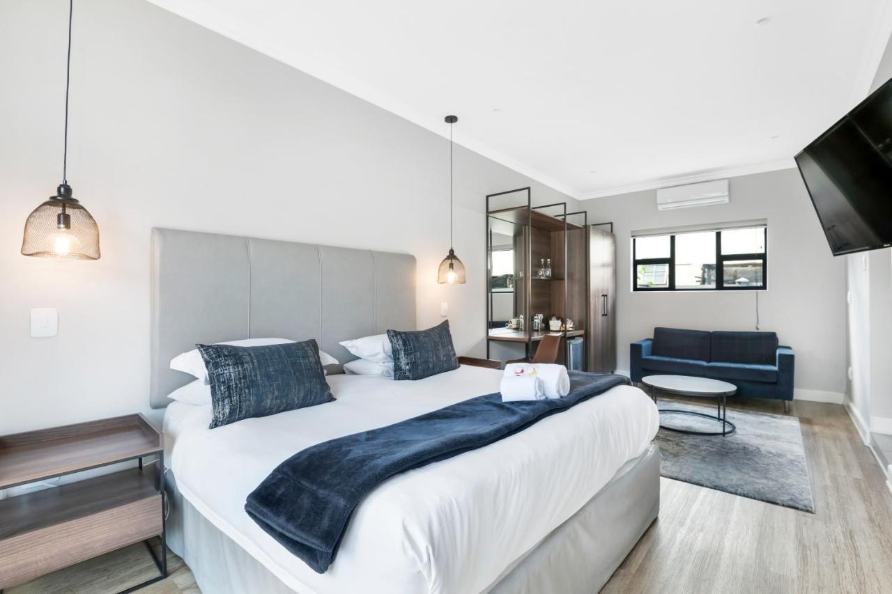 30 On Whites Guesthouse ブルームフォンテーン エクステリア 写真