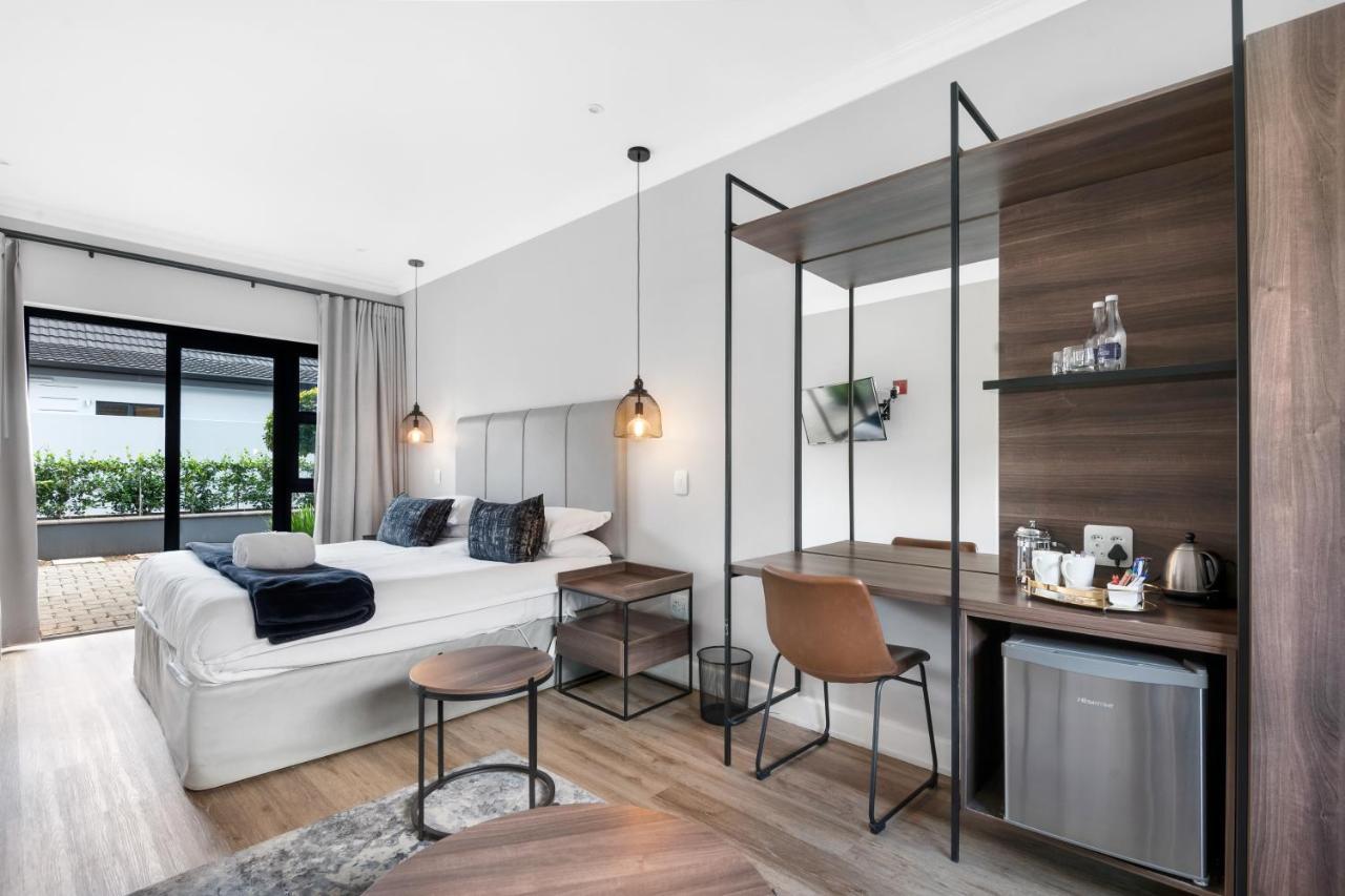 30 On Whites Guesthouse ブルームフォンテーン エクステリア 写真
