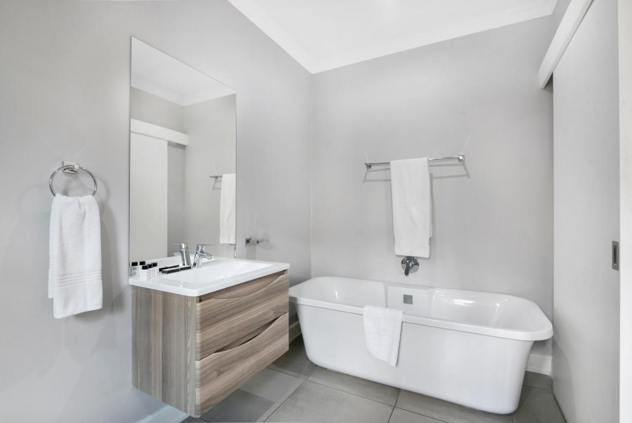 30 On Whites Guesthouse ブルームフォンテーン エクステリア 写真