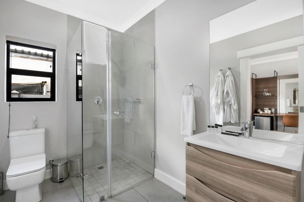 30 On Whites Guesthouse ブルームフォンテーン エクステリア 写真