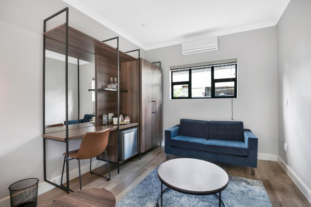30 On Whites Guesthouse ブルームフォンテーン エクステリア 写真