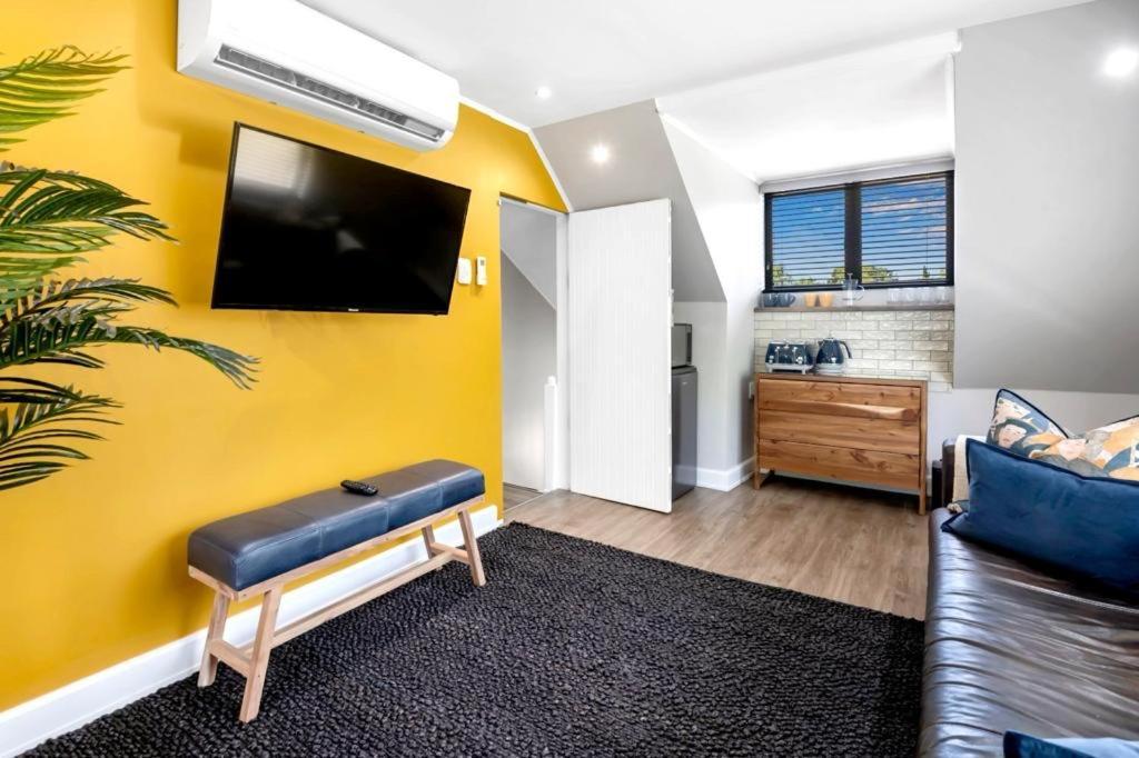 30 On Whites Guesthouse ブルームフォンテーン エクステリア 写真
