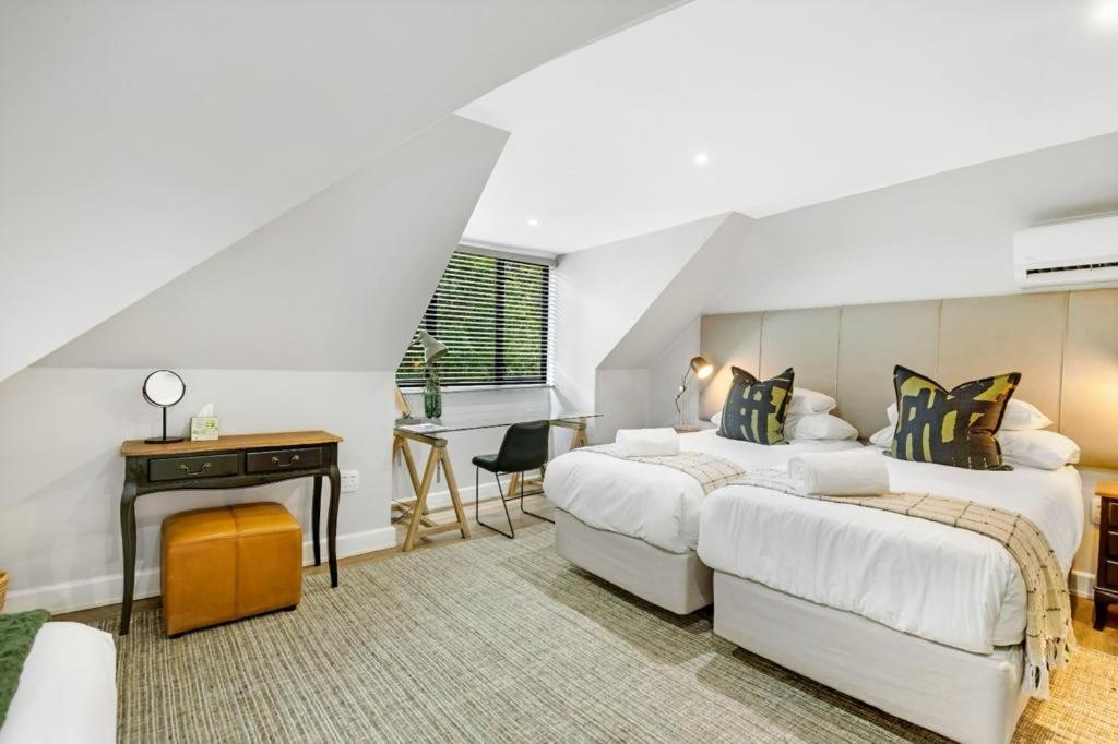 30 On Whites Guesthouse ブルームフォンテーン エクステリア 写真