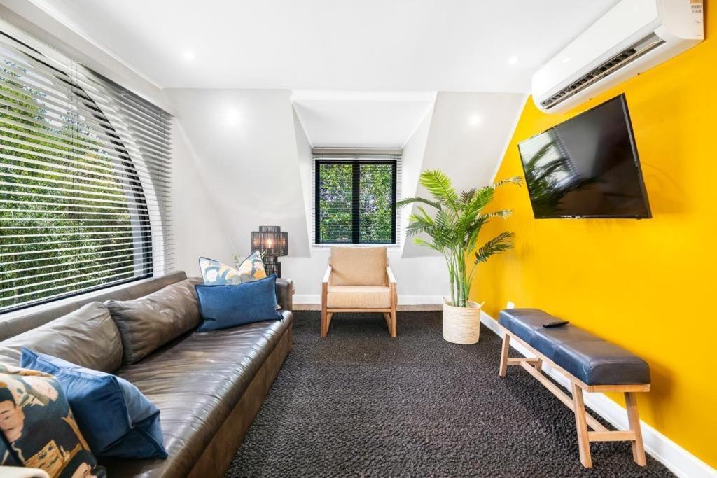30 On Whites Guesthouse ブルームフォンテーン エクステリア 写真