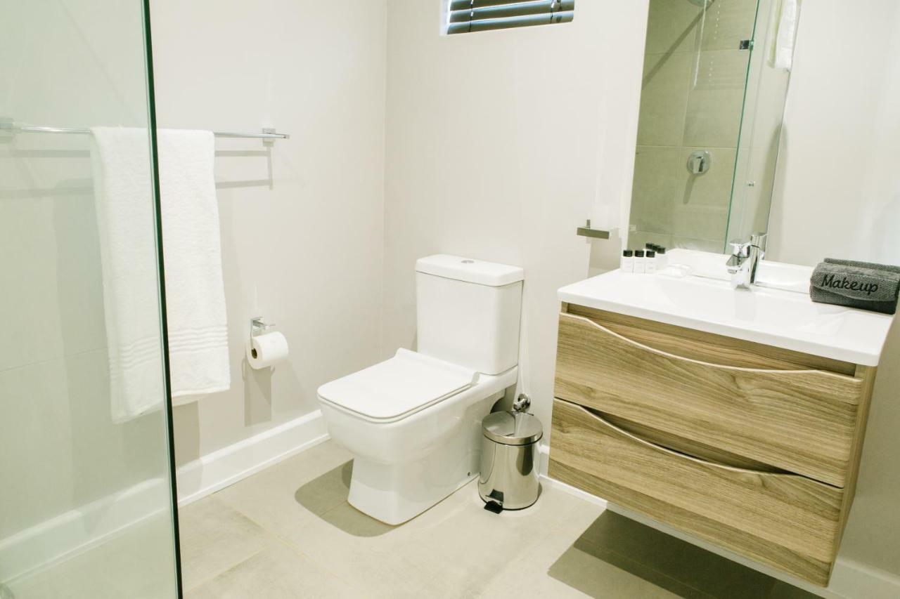 30 On Whites Guesthouse ブルームフォンテーン エクステリア 写真