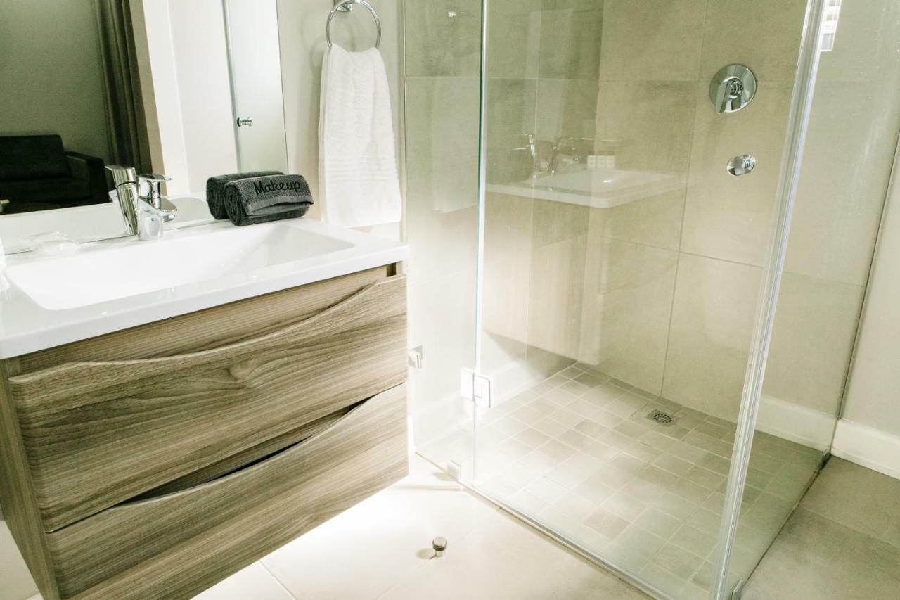 30 On Whites Guesthouse ブルームフォンテーン エクステリア 写真