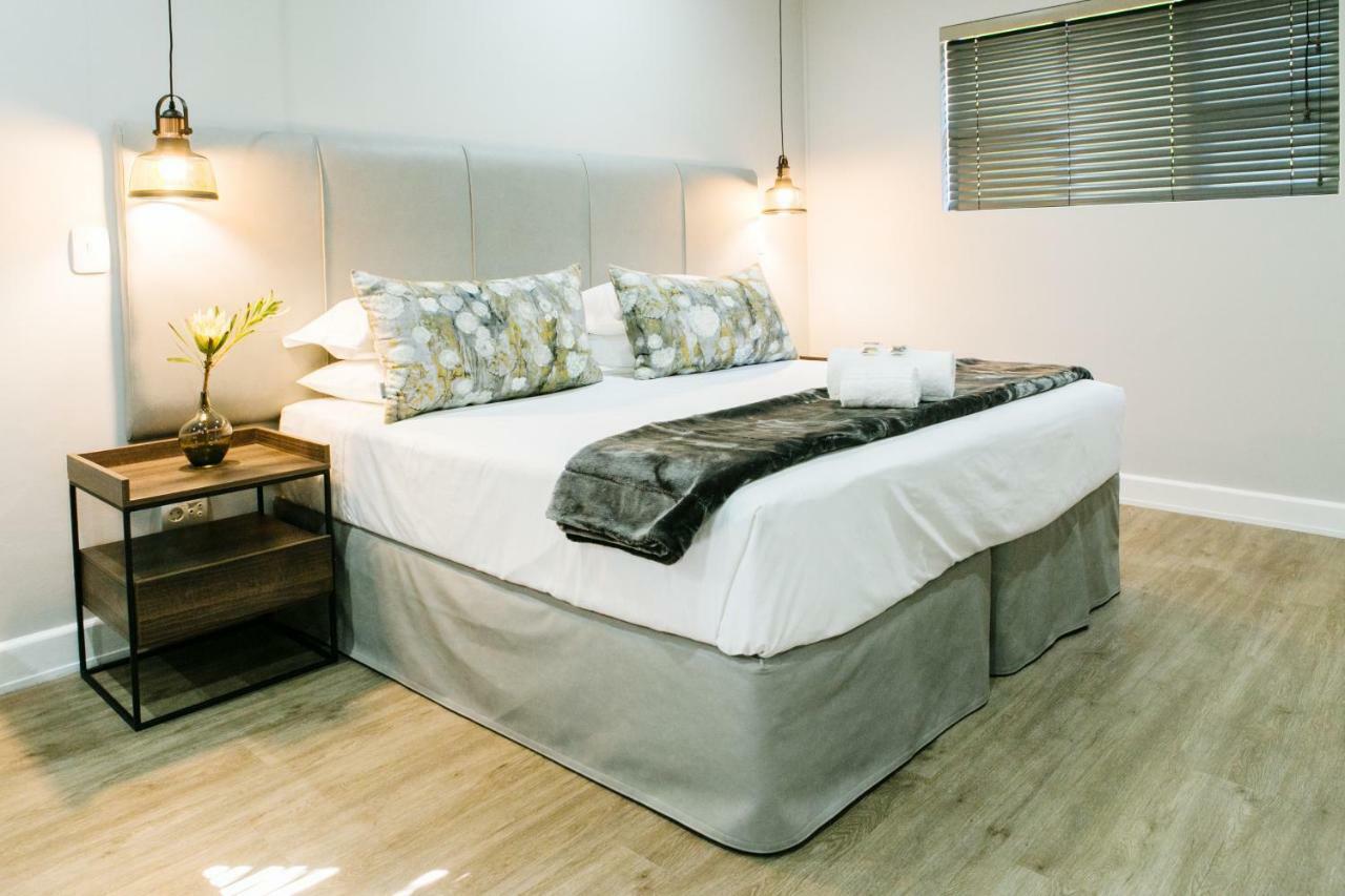 30 On Whites Guesthouse ブルームフォンテーン エクステリア 写真