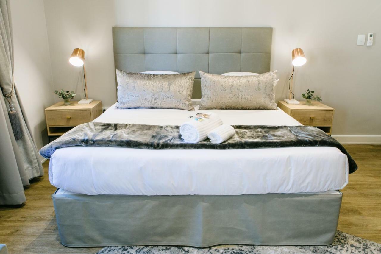 30 On Whites Guesthouse ブルームフォンテーン エクステリア 写真