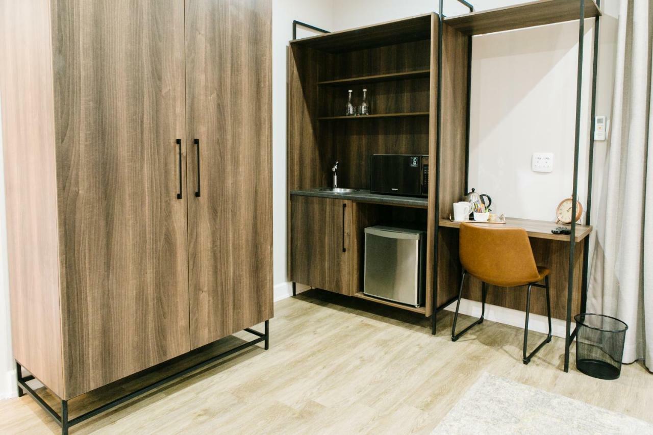 30 On Whites Guesthouse ブルームフォンテーン エクステリア 写真