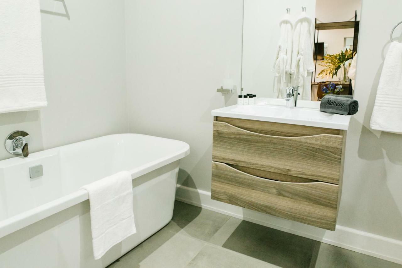 30 On Whites Guesthouse ブルームフォンテーン エクステリア 写真
