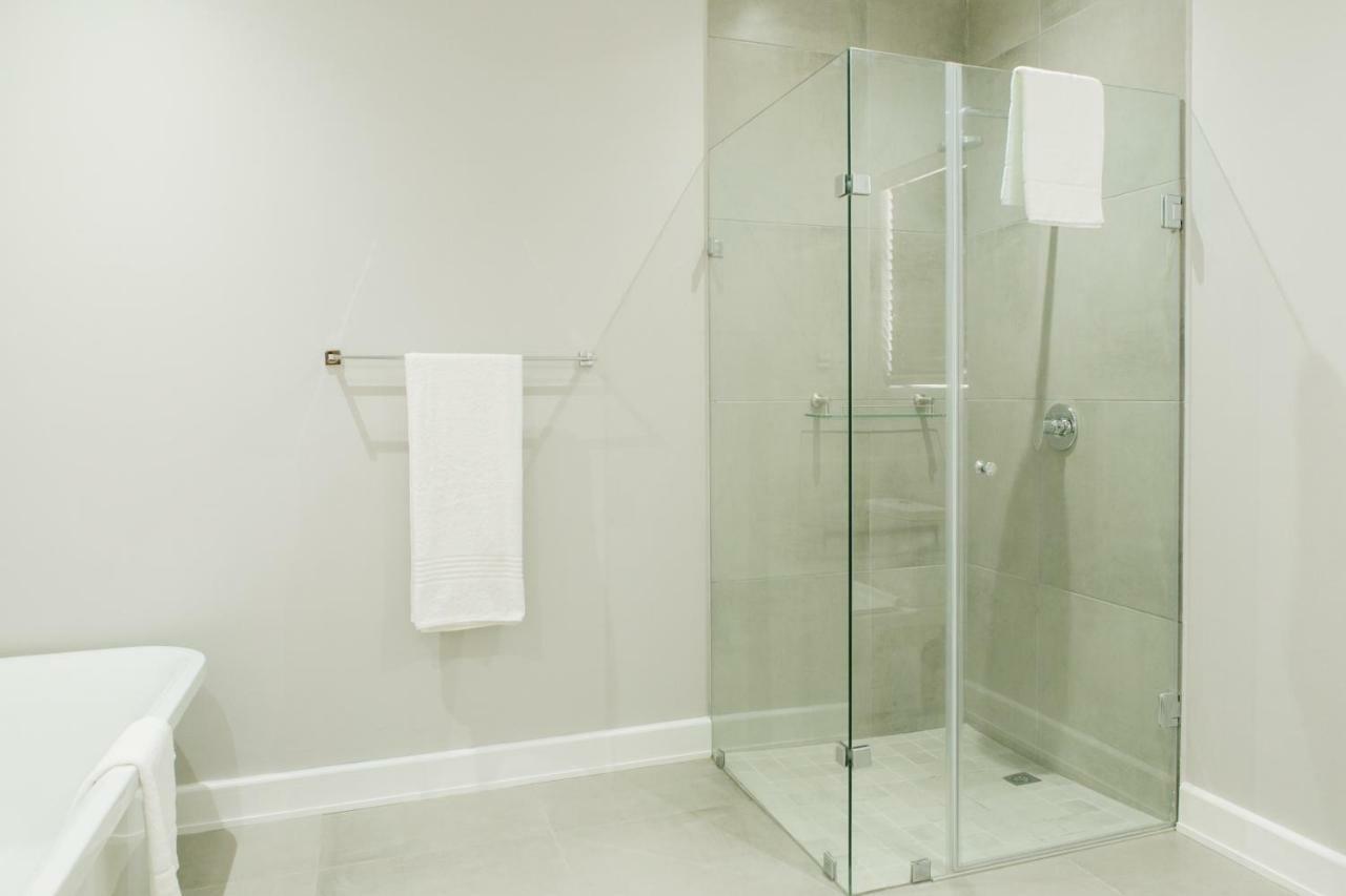 30 On Whites Guesthouse ブルームフォンテーン エクステリア 写真