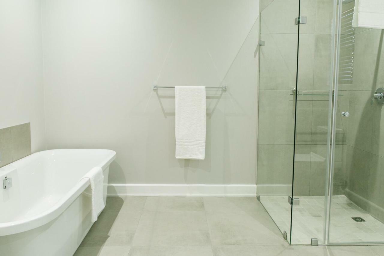 30 On Whites Guesthouse ブルームフォンテーン エクステリア 写真