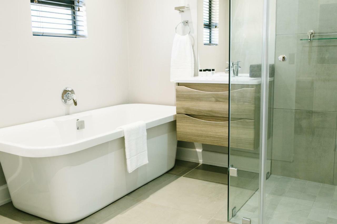 30 On Whites Guesthouse ブルームフォンテーン エクステリア 写真