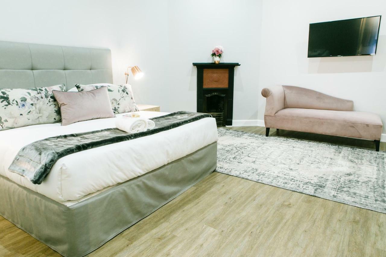 30 On Whites Guesthouse ブルームフォンテーン エクステリア 写真