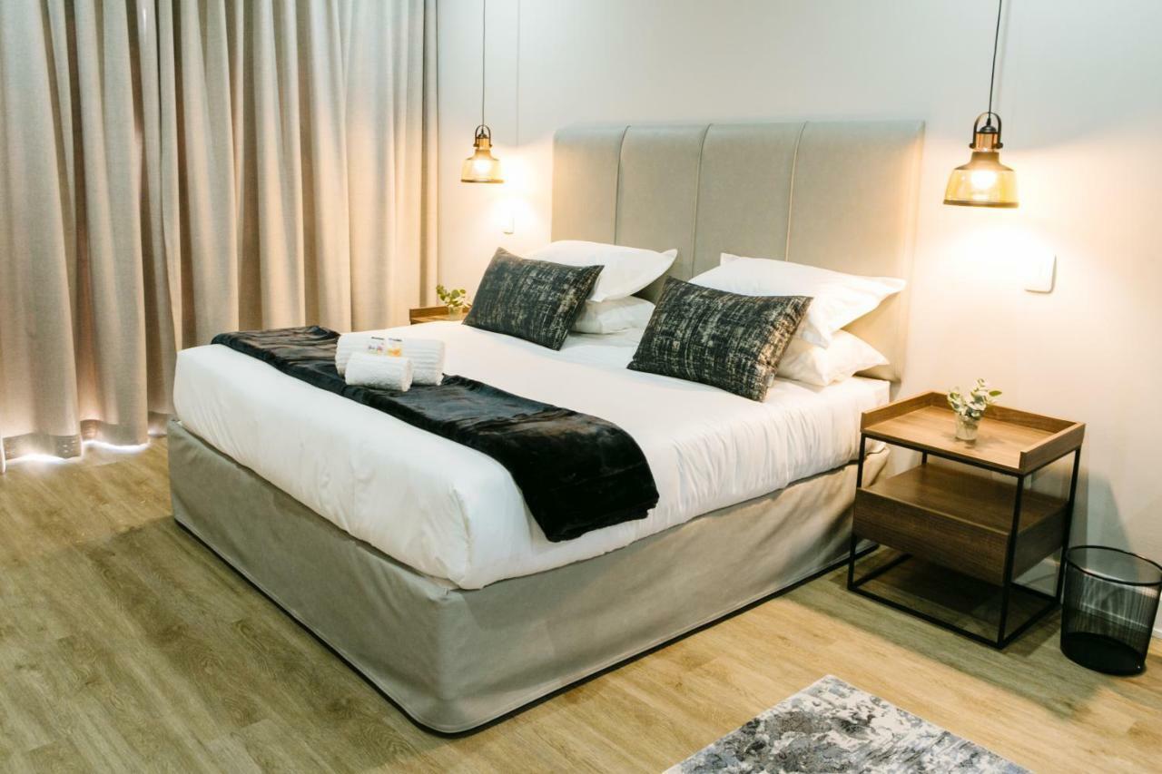 30 On Whites Guesthouse ブルームフォンテーン エクステリア 写真