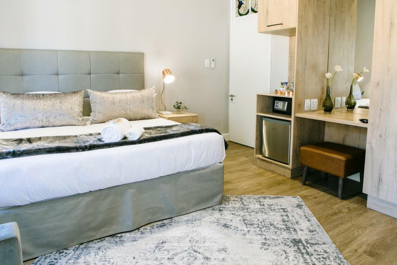 30 On Whites Guesthouse ブルームフォンテーン エクステリア 写真