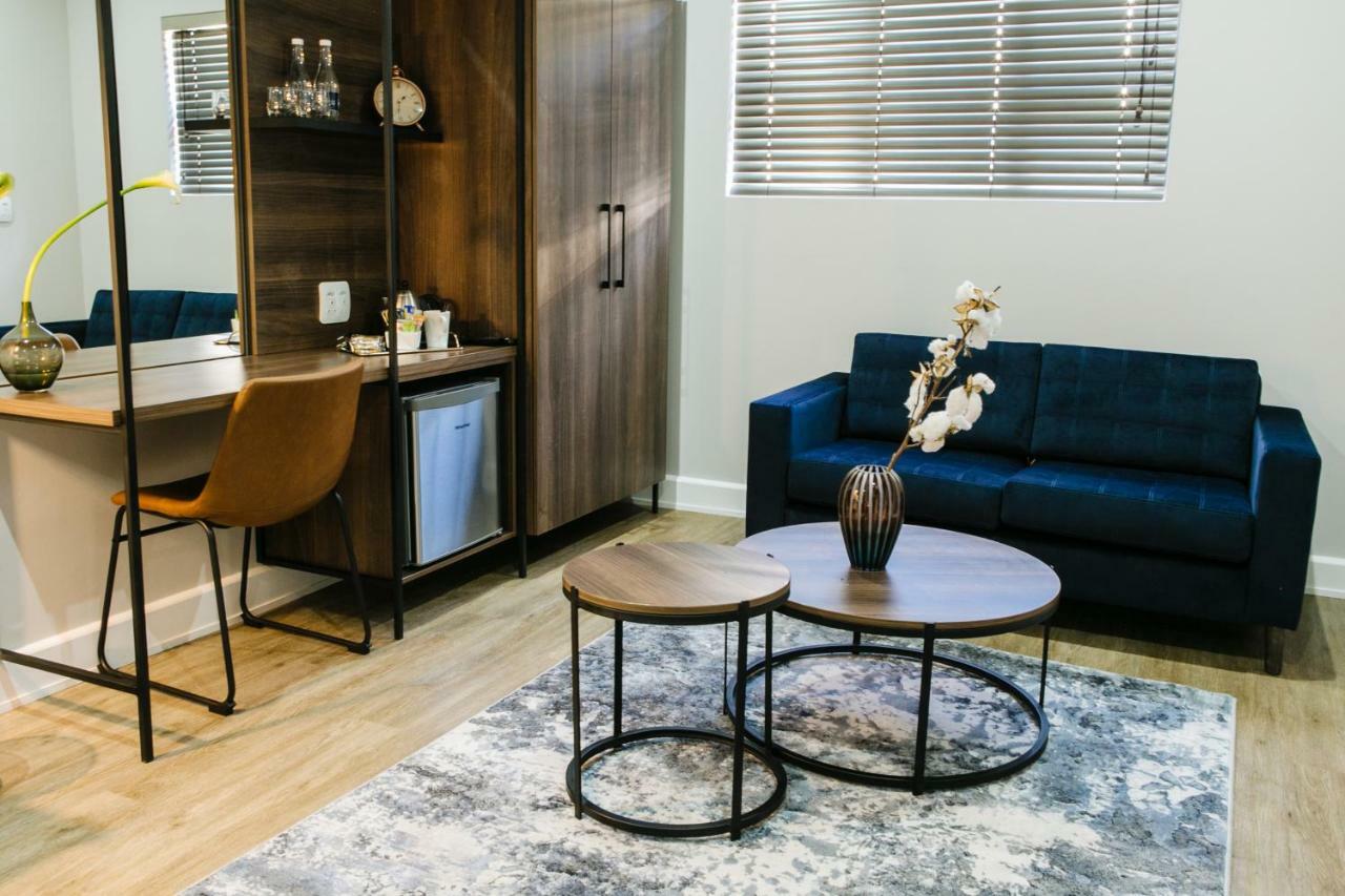 30 On Whites Guesthouse ブルームフォンテーン エクステリア 写真