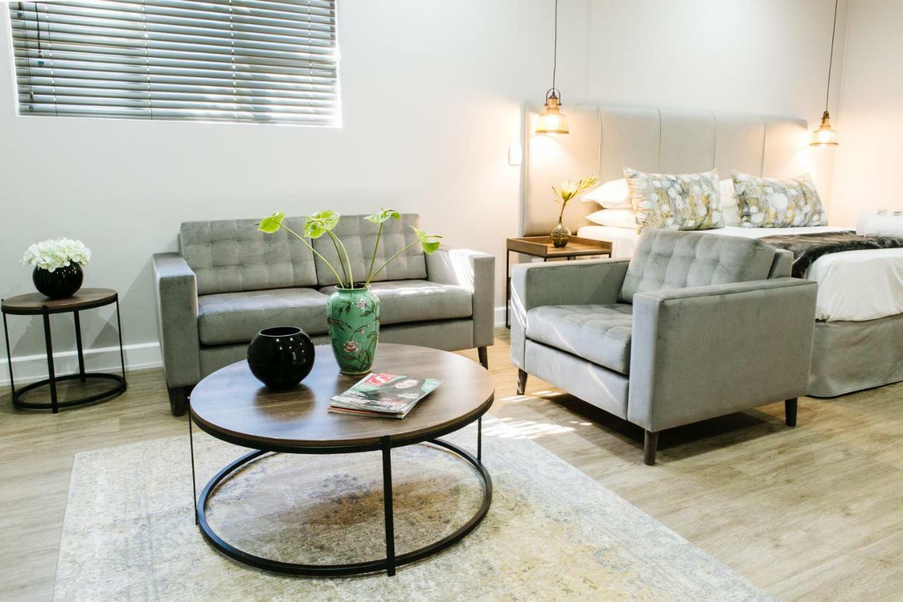 30 On Whites Guesthouse ブルームフォンテーン エクステリア 写真