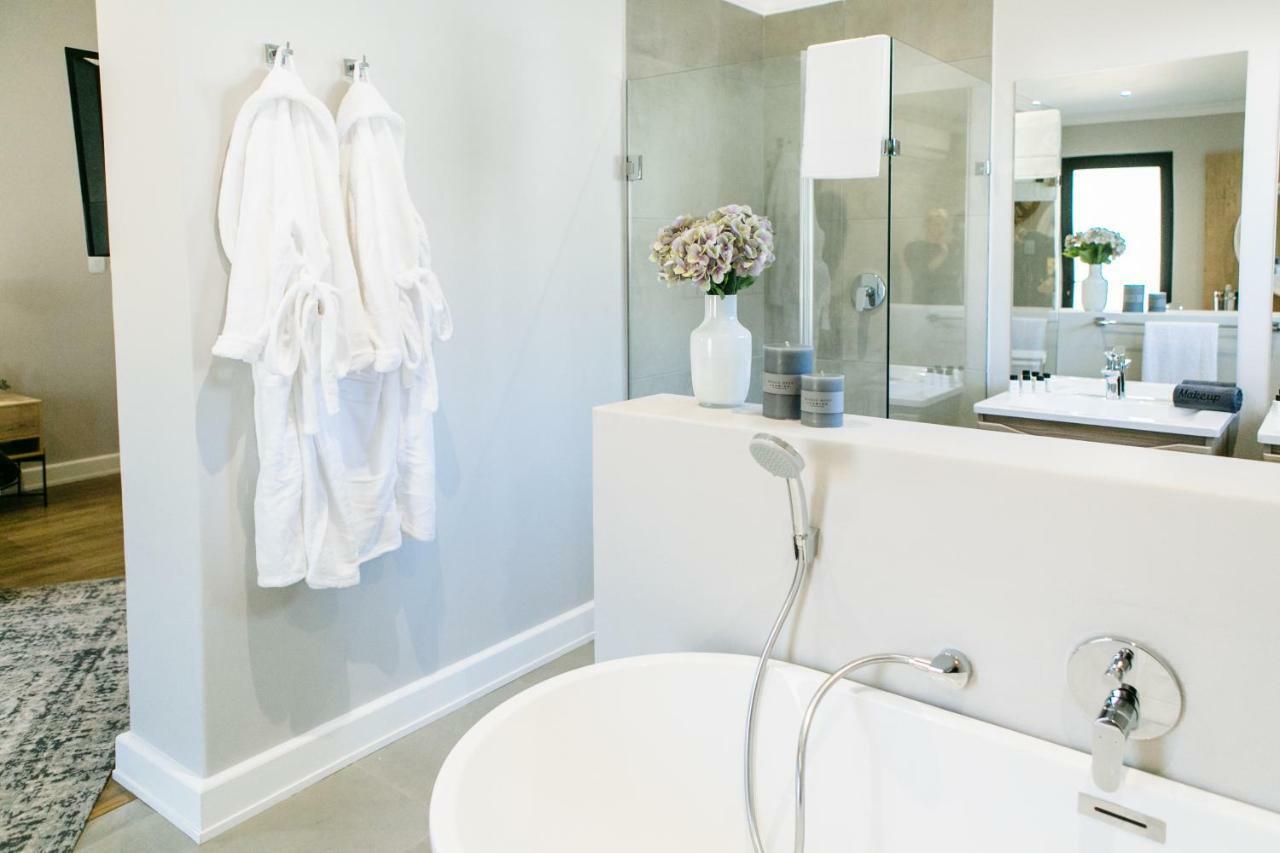 30 On Whites Guesthouse ブルームフォンテーン エクステリア 写真