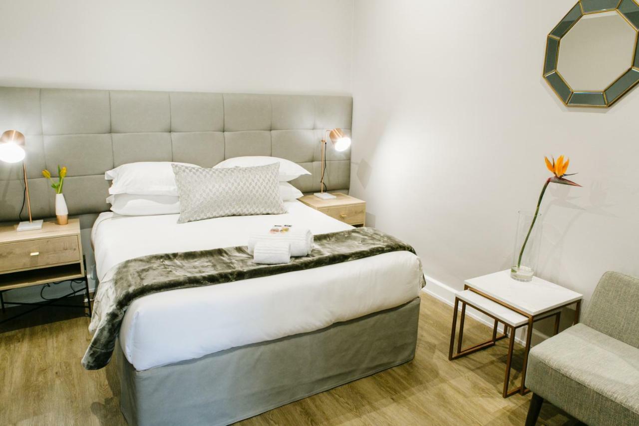 30 On Whites Guesthouse ブルームフォンテーン エクステリア 写真
