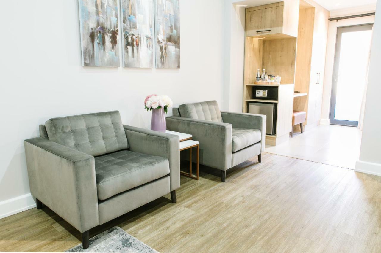 30 On Whites Guesthouse ブルームフォンテーン エクステリア 写真