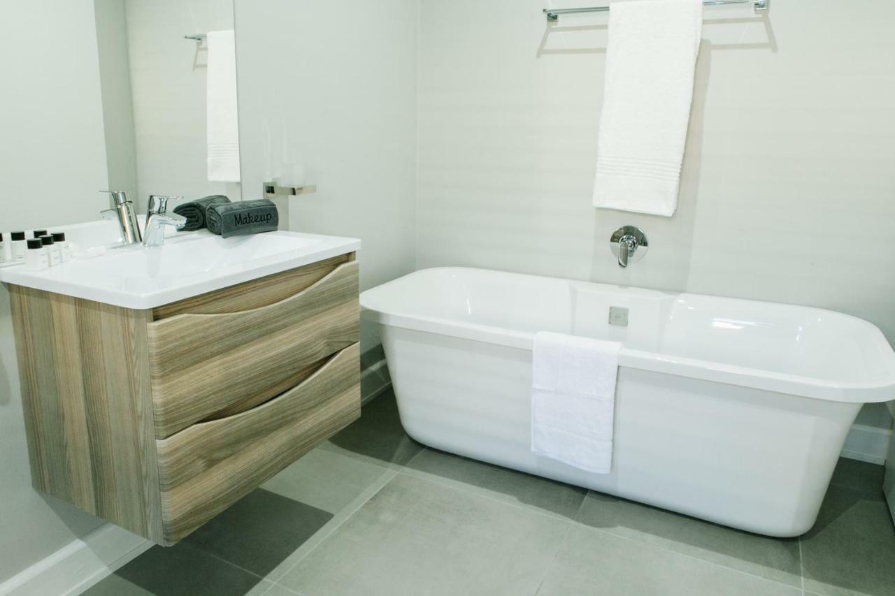 30 On Whites Guesthouse ブルームフォンテーン エクステリア 写真