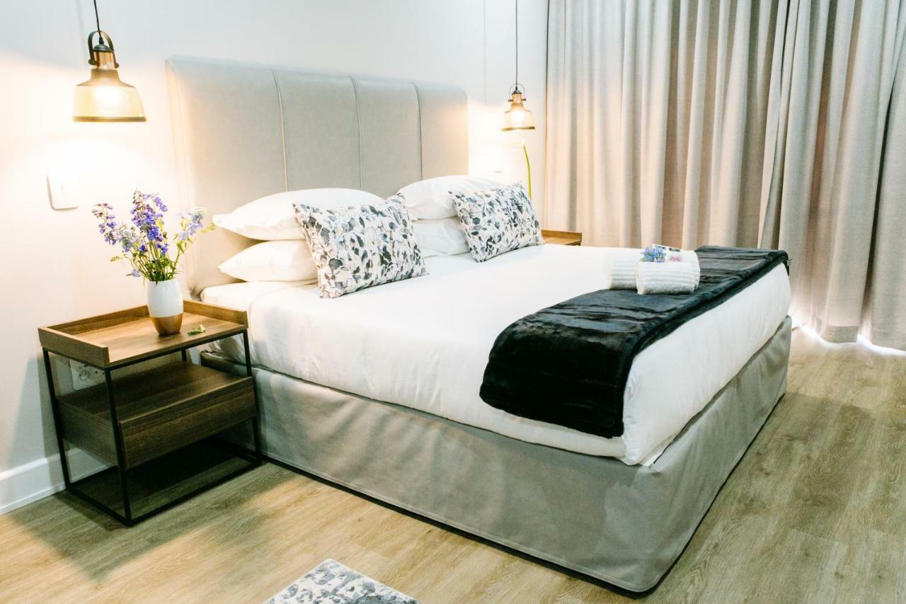 30 On Whites Guesthouse ブルームフォンテーン エクステリア 写真