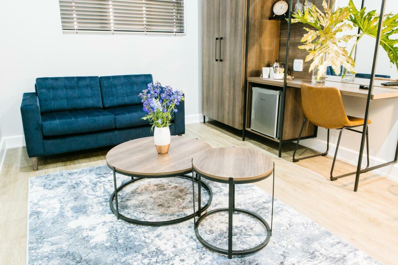 30 On Whites Guesthouse ブルームフォンテーン エクステリア 写真