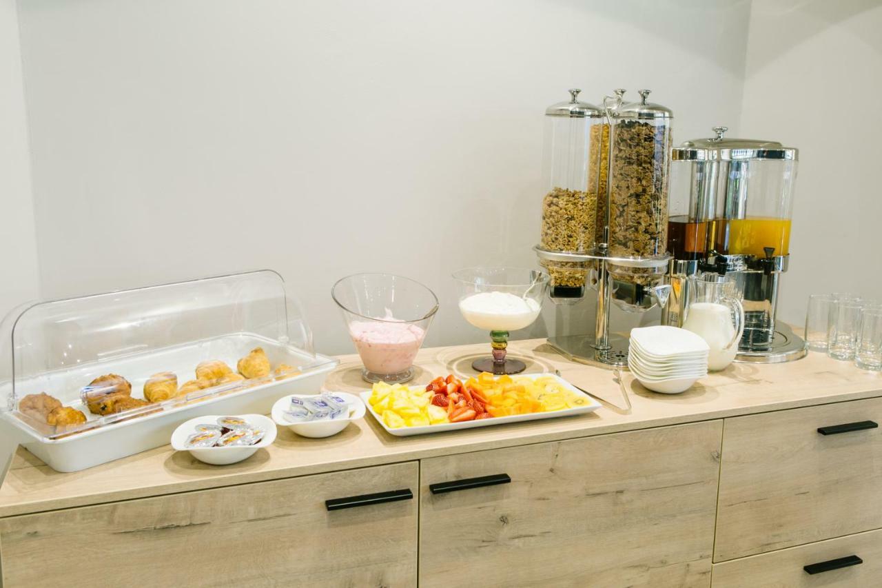 30 On Whites Guesthouse ブルームフォンテーン エクステリア 写真